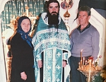 Отец Мефодий вместе со своими родителями.