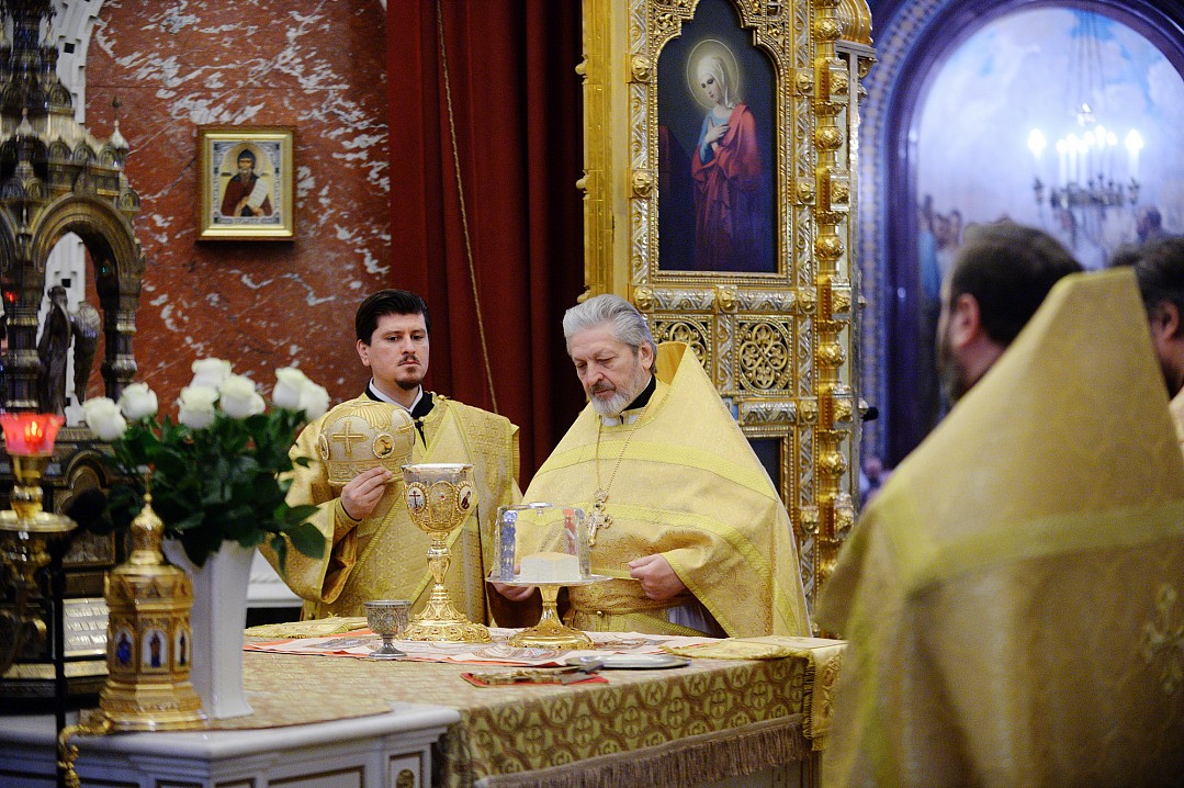 По окончании Литургии состоялась встреча честных мощей святителя Тихона, которые были принесены в Храм Христа Спасителя из Донского монастыря. Фото: Сергей Власов.