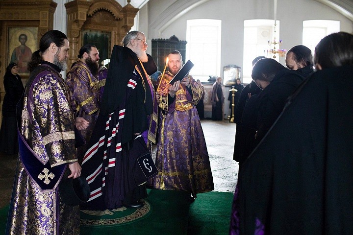 В первой молитве игумен монастыря благодарит Господа за то, что Он избавил раба сего от суетной мирской жизни и призвал к ангельскому житию, во второй просит Господа «облецы раба освящения одеждою, целомудрием препоясовши чресла его, всякаго воздержания п