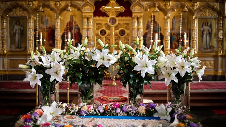 Тысячи лилий для Пресвятой Богородицы
