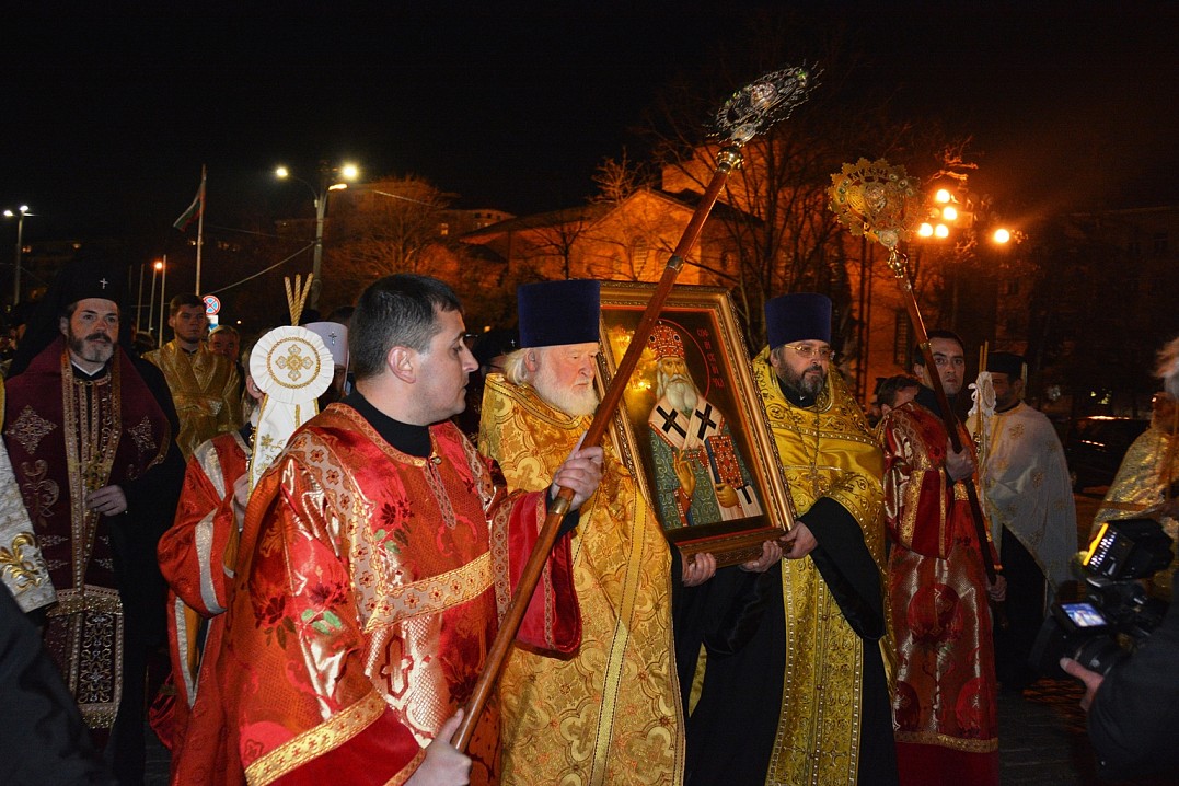 Крестный ход от Подворья Патриарха Московского и всея Руси в Софии к Патриаршему собору св. Александра Невского 25.02.2016 г.
