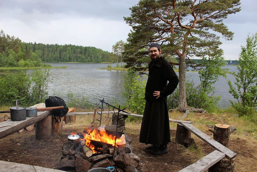На Валааме есть специально отведенные обустроенные места, где благословляется разводить огонь