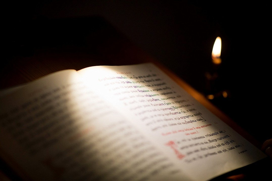 Неусыпаемая Псалтирь – это особый род молитвы, когда чтение происходит круглосуточно, без перерывов. Такой вид молитвы возможен только в монастырях, где братия сменяя друг друга читают Псалтирь и днем и ночью – непрестанно. 