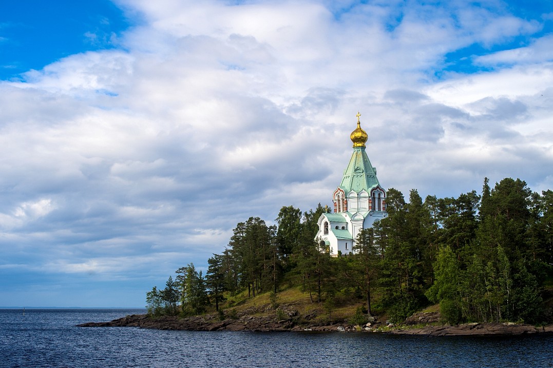 В отличие от храма Всех святых, церковь во имя святителя Николая не столь аскетична с точки зрения декоративности. Все в ней смиренно прославляет радость бытия и пронизано духом любви к ближнему.