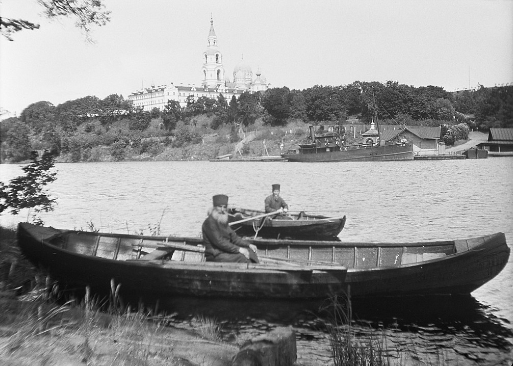 Монахи на лодках в Монастырской бухте