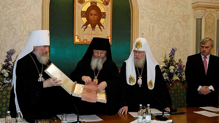 Предстоятель Русской Церкви передал Валаамскому монастырю антиминс, сохранившийся после закрытия обители в советское время