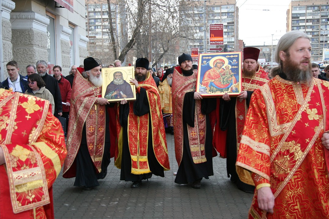 Крестный ход на улицах Екатеринбурга.