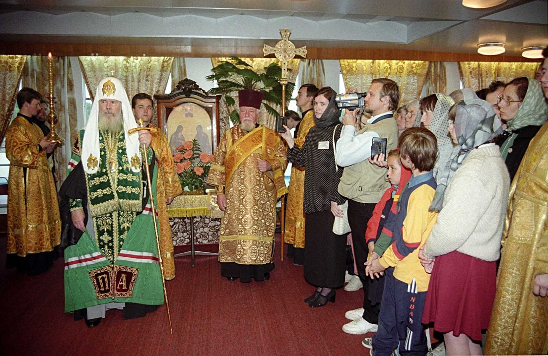 Особенно важно в наши дни сохранить кадры, снятые на видеопленку. Уходят мастера, работающие с видеокамерами.