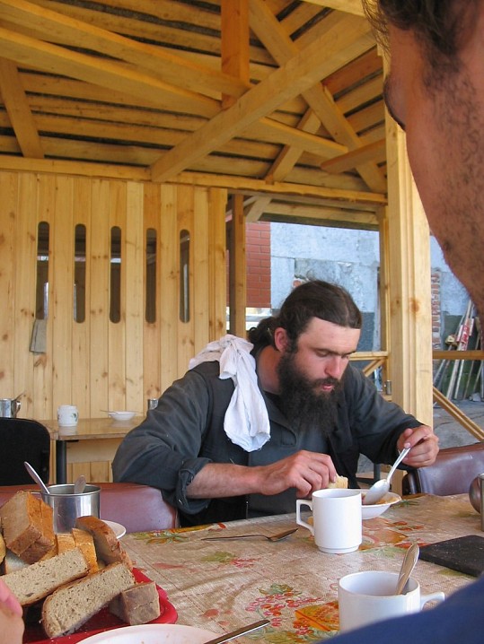 Ангела за трапезой.