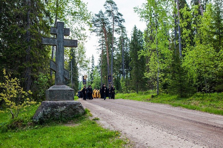 Тут мы видим, что Пречистая достигла совершенства двух главных заповедей: о всецелой и всесовершенной любви к Богу, и о всежертвенной любви к ближнему. 