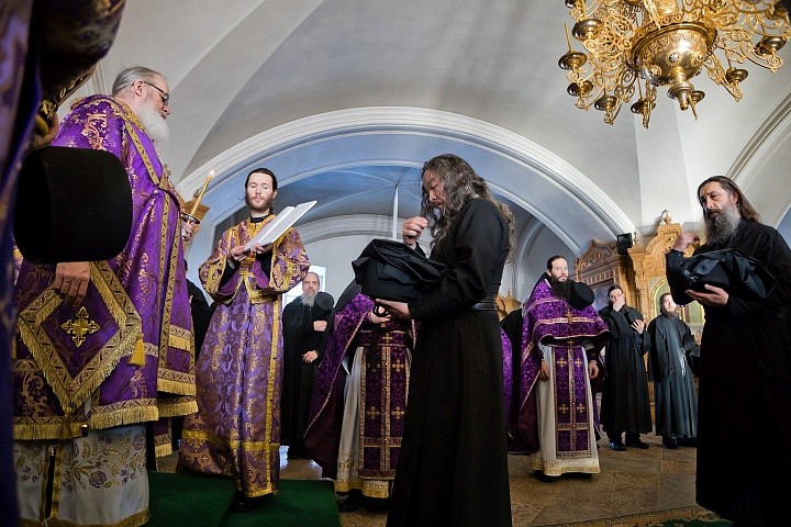 В Древней Руси монахов (чернецов) называли более привычным славянскому слуху словом “инок”. Слово “инок” славянская калька с греческого (“инок” от “инъ” – один, “монах” от “моно” - один). Но язык не терпит неточности: не могло существовать два слова, назы