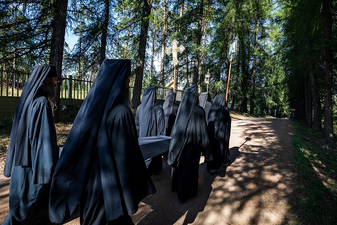 Зло и несправедливость, случающиеся с нами в этом мире, уже познаются человеком как воспитывающие и исправляющие нас суды Божьи прежде Страшного и окончательного Суда, суды, недоступные для нашего полного осмысления