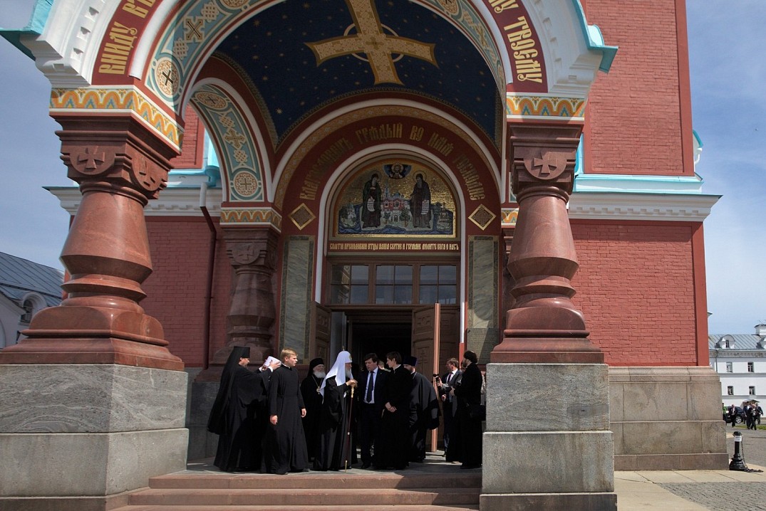 Визит Святейшего Патриарха Кирилла в Валаамскую обитель 2017 года. Паперть Кафедрального собора