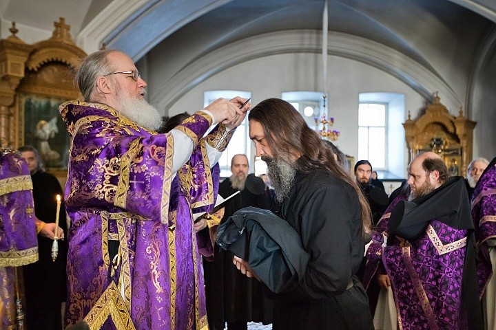 Слово “инок” в России стало означать первую, подготовительную ступень монашества для тех, кто уже приготовился отречься от мира (и иногда получает новое имя), но еще не дал главные монашеские обеты. А словом “монах” именуется следующая ступень, постриг в 