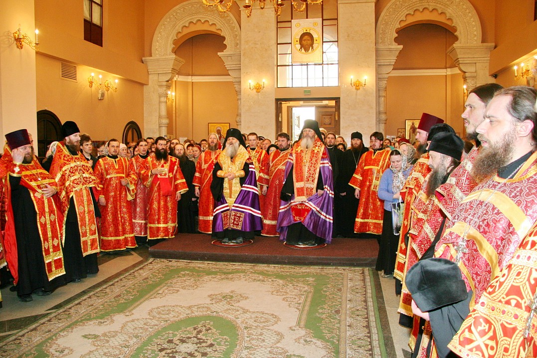 В Храме-Памятнике на Крови во имя Всех святых в земле Российской просиявших перед святынями был совершен торжественный молебен.