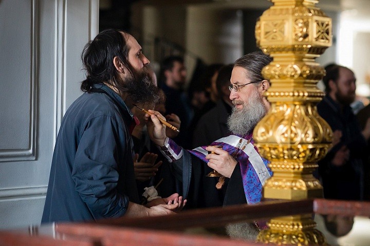 Вино и елей также являются и символами исцеляющей больного благодати. Как известно, оба эти вещества в древности использовались в медицине, – считалось, что вино дезинфицирует раны, а елей обладает обезболивающим эффектом.