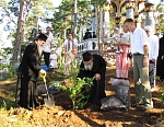 На Светлом острове возле часовни в день рождения Владыки. Фото Виктора Никулина. 21 июля 2010 года.