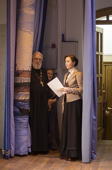 Отец Анатолий и ведущая Анна Загребнева. Фото Андрея Мышкина