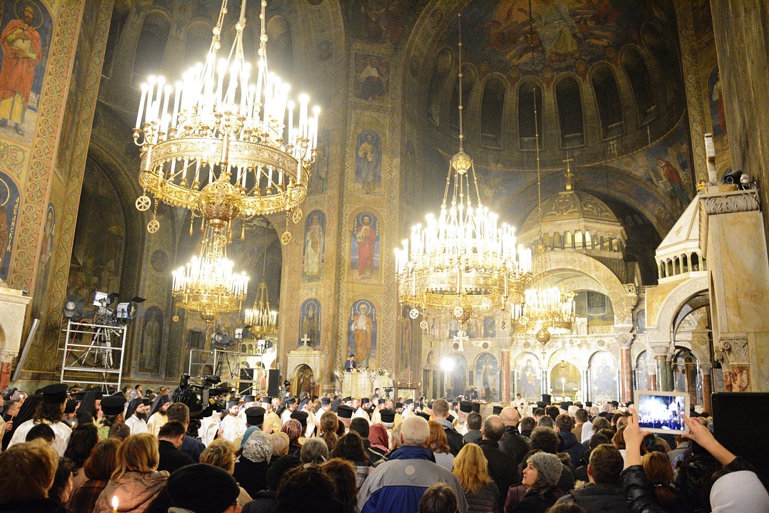 Члены делегации Русской Православной Церкви молились за богослужением в алтаре кафедрального собора.