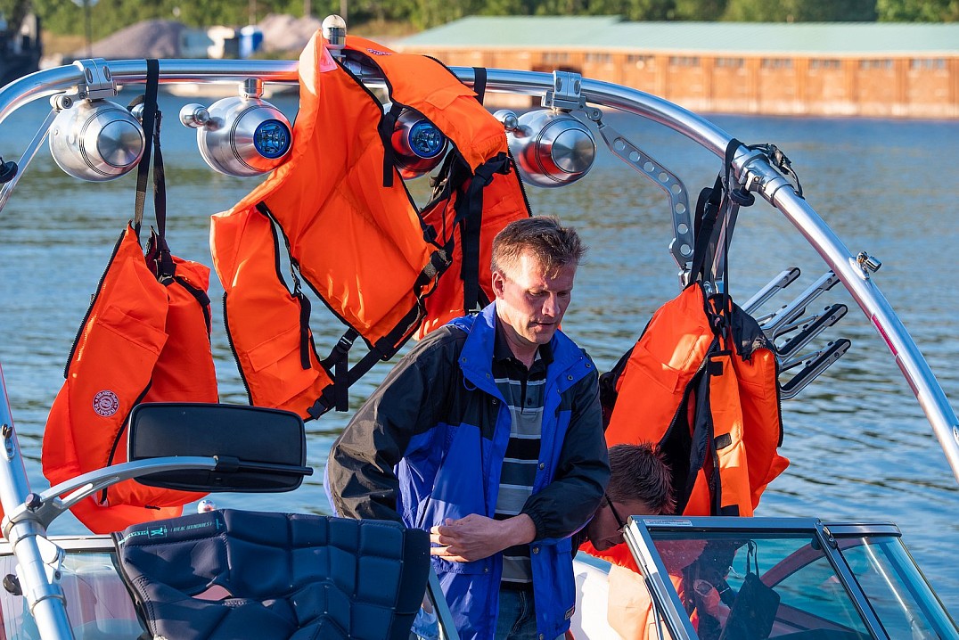 Сигналом SOS были вызваны проходящие рядом суда. По благословению епископа Панкратия, Игумена Валаамского монастыря, к месту бедствия были отправлены все ближайшие монастырские суда.