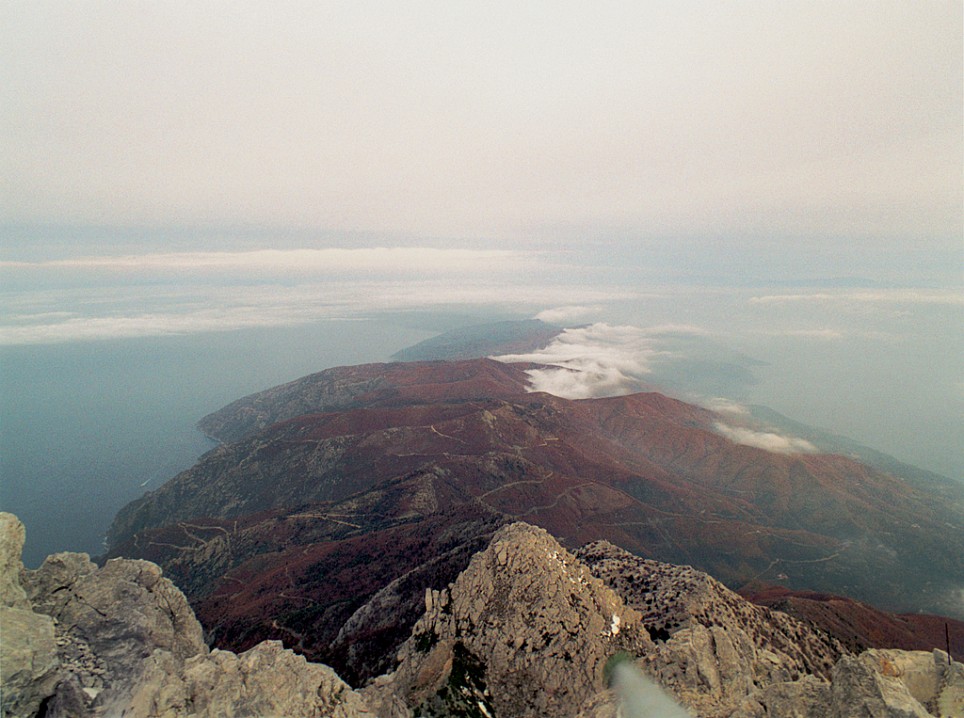 Вид с вершины Святой Горы на Афонский полуостров.