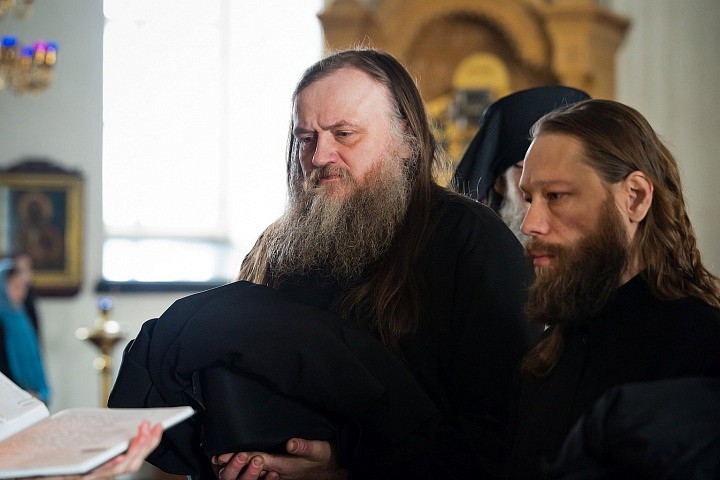 Монашеские обеты Господу во время чина пострижения не произносятся, поскольку иночество – это подготовительная стадия перед мантийным пострижением. И будущие монашеские обеты пока лишь подразумеваются, поскольку готовность к их принятию и исполнению требу