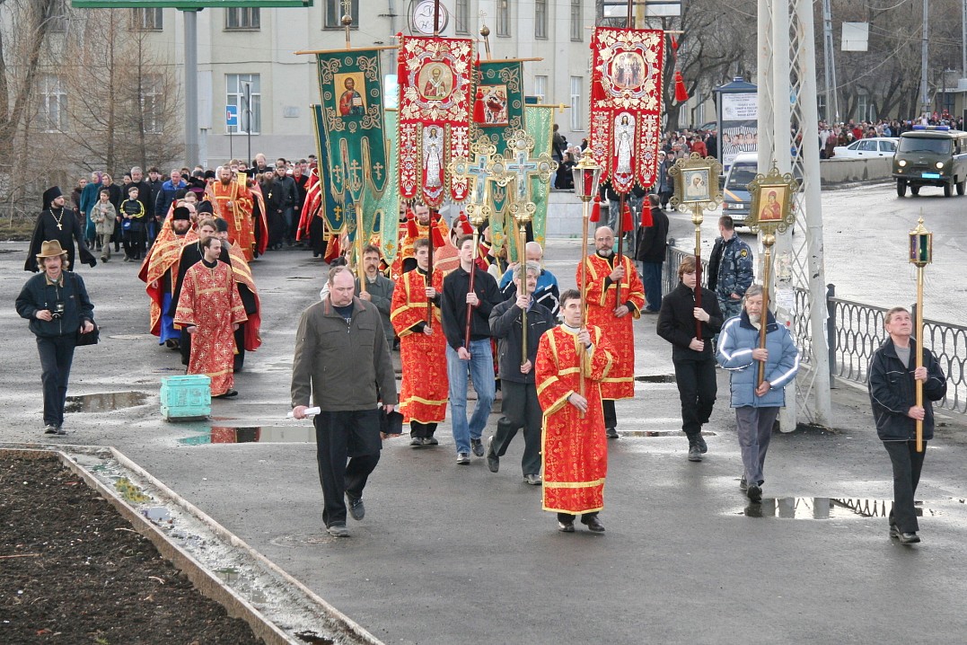 Крестный ход на улицах Екатеринбурга.