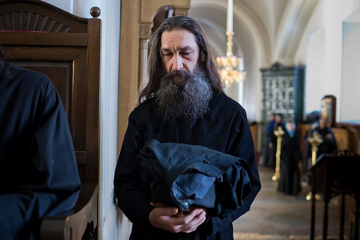 Игумен от имени Духовного собора обители предлагает кандидатам иноческий постриг по достижении определённой степени духовной чистоты и уверенности, твердости в монашеском выборе жизненного пути.Так что привычные в миру требования вроде послужного списка и