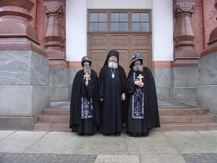 Епископ Панкратий со схимниками монастыря