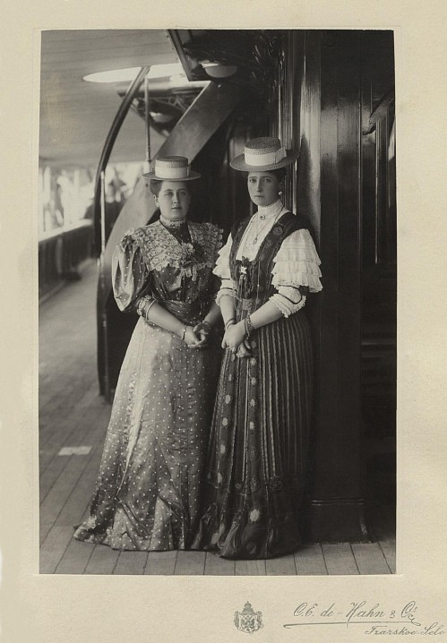 Фрейлина Анна Вырубова и Императрица Александра Фёдоровна на борту императорской яхты.