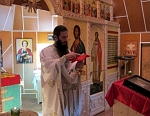 Иеромонах Игнатий во время богослужения в поселковой церкви