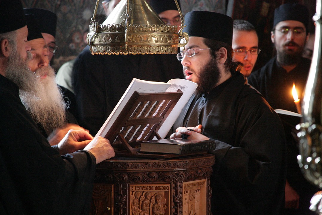 Афон. Монастырь Ватопед. Панигир преподобного Евдокима (Саввы) Ватопедского (5 октября по ст. ст.). Клирос. Братский хор.