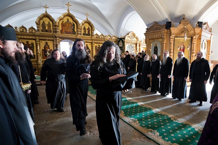 В принятом “Положении о монастырях и монашествующих” говорится: “Прежде пострижения в монашество над послушником может быть совершено последование облачения в рясу, включающее в себя пострижение волос. Этот чин именуется “постригом в рясофор”.