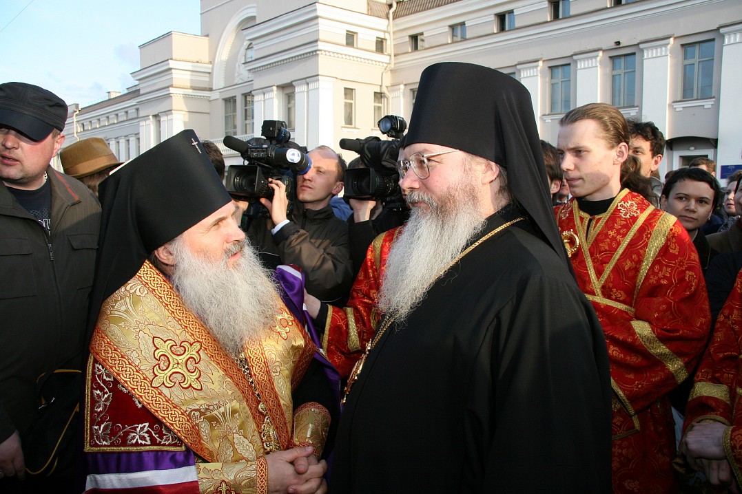 Архиепископ Екатеринбургский и Верхотурский Викентий и епископ Троицкий Панкратий, игумен Спасо-Преображенского Валаамского монастыря.