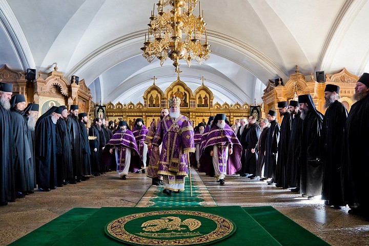 Важно понимать, постриги в иночество, малую или Великую схиму, не означают присвоение особого “почётного” статуса. В “Положении о монастырях и монашествующих” особо указывается: 
