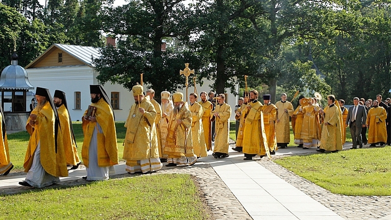 Предстоятель Русской Церкви совершил великое освящение верхнего храма Всехсвятского скита Валаамского монастыря, 2011