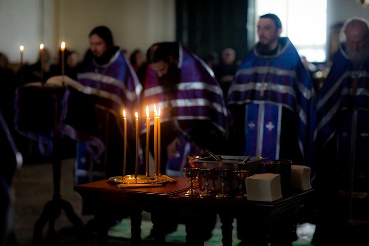 Вино и елей также являются и символами исцеляющей больного благодати. Как известно, оба эти вещества в древности использовались в медицине, – считалось, что вино дезинфицирует раны, а елей обладает обезболивающим эффектом.