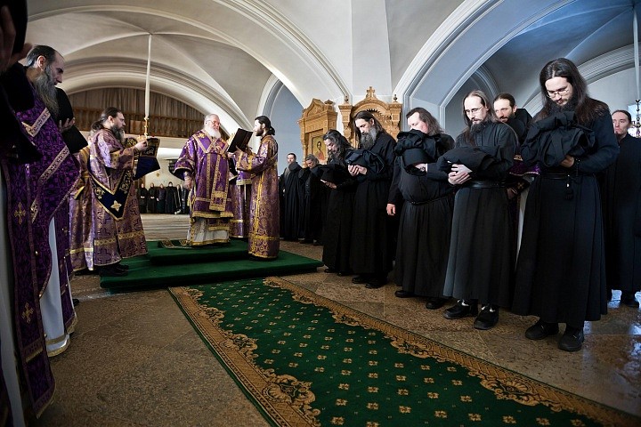 Постриг в иночество предполагает, что кандидат успешно прошел послушнический искус. Хотя итог окончания “испытательного срока” может быть разным. В 