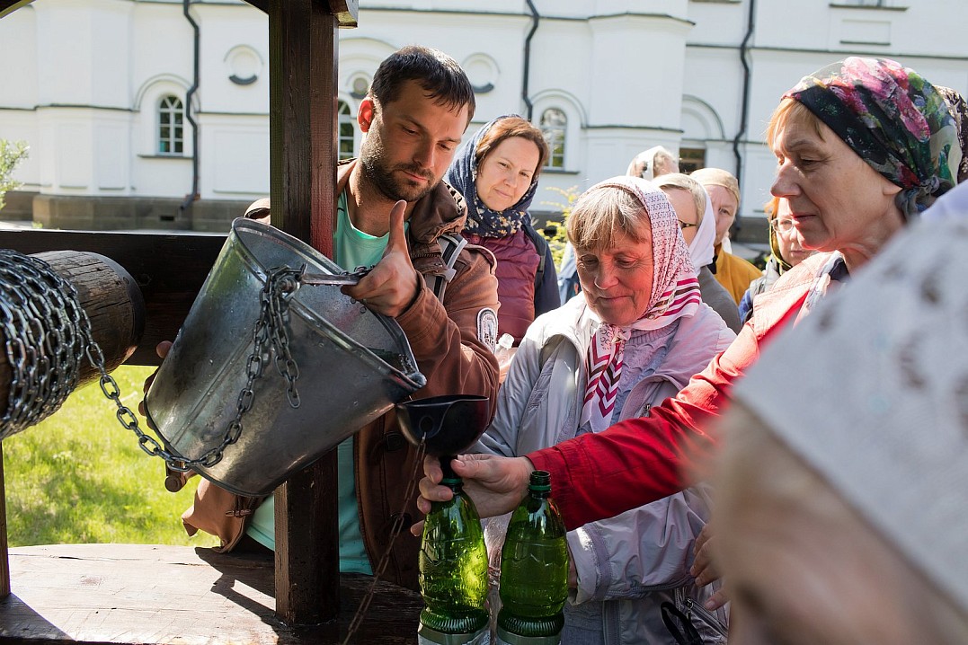 - Батюшка, ты обращался много с женщинами, неужели не приходило тебе дурных мыслей? - Никогда! Не могут прийти такие мысли чадолюбивому отцу, тем более не могут прийти они отцу духовному. Единственным моим желанием по отношению к моим ученикам и ученицам 