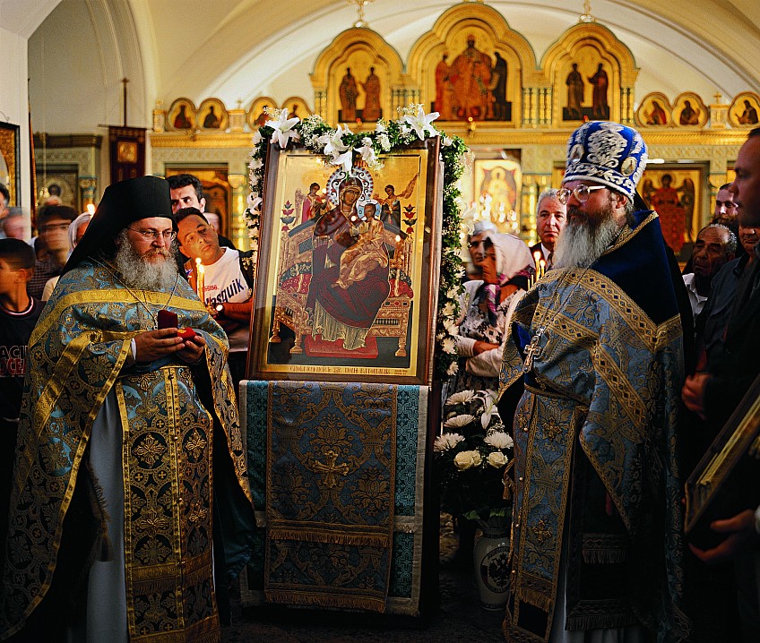 С крестным ходом святая икона была перенесена в храм преподобных Сергия и Германа, Валаамских чудотворцев, где торжественно был отслужен молебен с акафистом Пресвятой Владычице Богородице ради чудотворной иконы Ее 