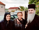 Няня о. Мефодия в детстве, младшая сестра его матери, тётя Милка (слева) ныне монахиня Матрона.