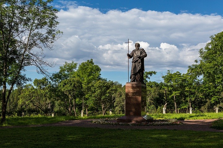 «Валаам – это как раз то место, куда паломники смогут приехать для того, чтобы освободиться от эмоционального и психологического груза, чтобы оставить всю мирскую суету, подумать о Боге, подумать о самих себе, подумать о том, правильно ли протекает наша ж
