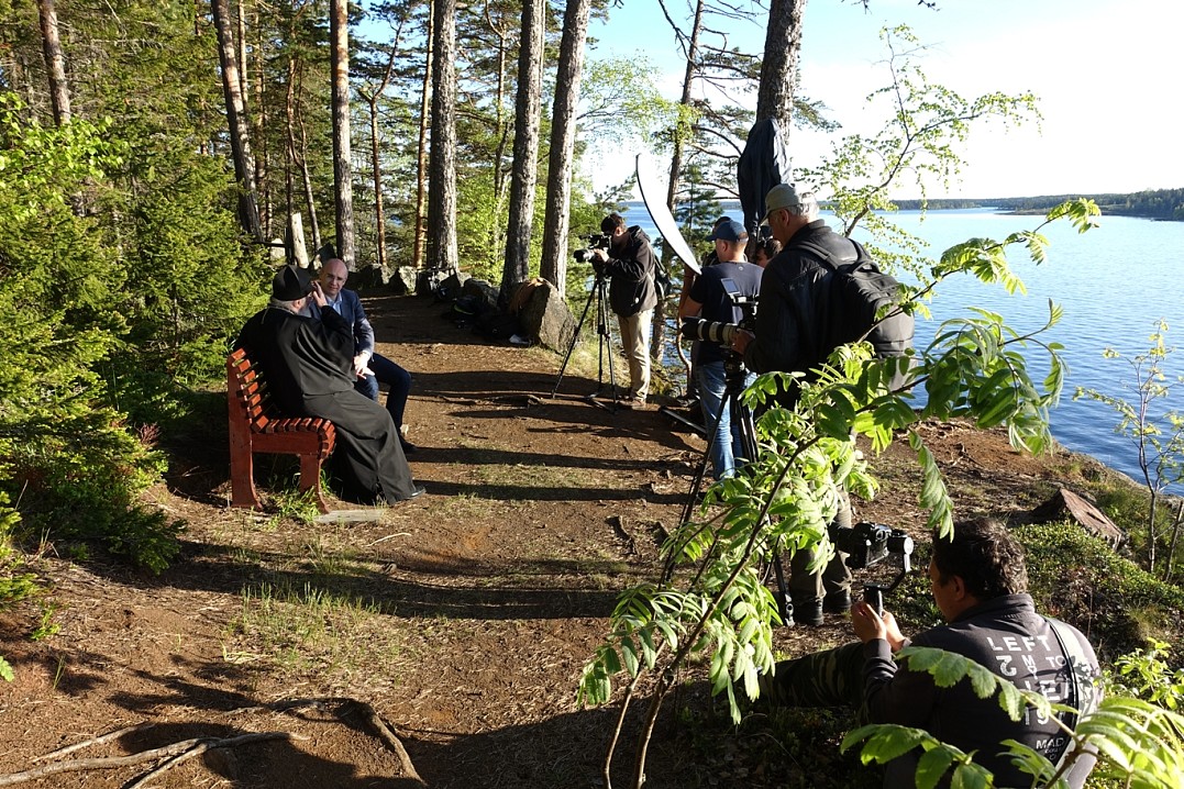 Интернет и мобильная связь должны использоваться для выполнения конкретных послушаний и лучше теми, кто имеет достаточный духовный опыт противостоять стихиям мира сего.